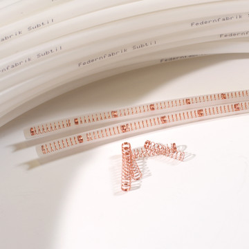 Subtil Schlauchverpackung für Federn